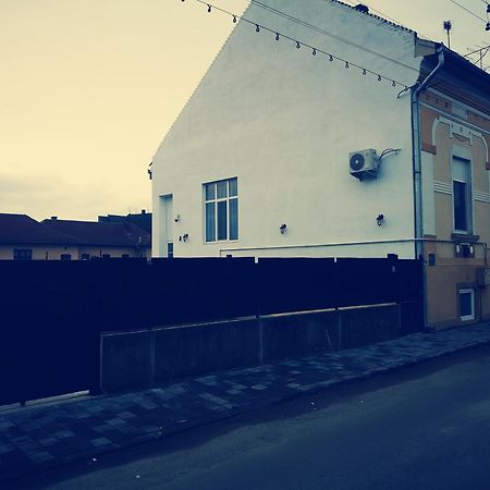 Weisz Apartment-City Center-Free Private Parking,Wifi,Ac Карей Экстерьер фото
